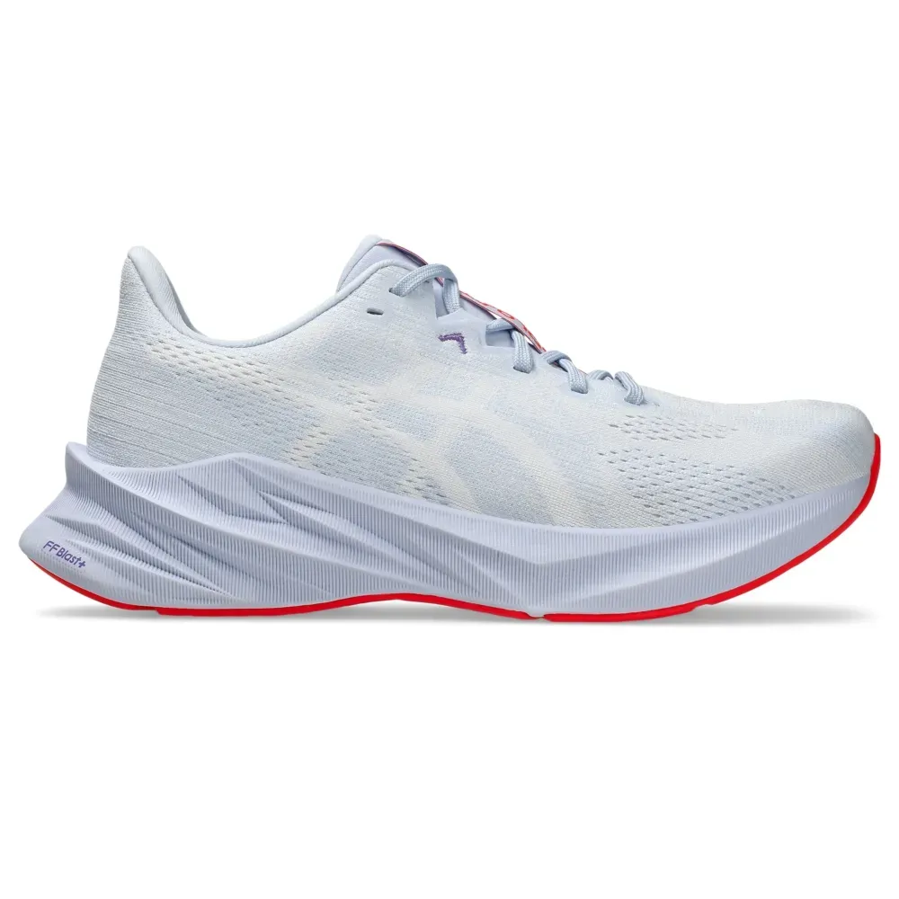 Tênis de corrida Asics Dynablast 5 feminino branco com detalhes azuis e solado vermelho